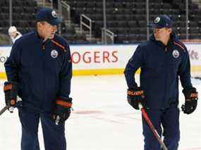 Les entraîneurs associés Jim Playfair (à gauche) et Glen Gulutzan s'expriment lors du camp d'entraînement des Oilers d'Edmonton à Rogers Place à Edmonton, le mercredi 18 septembre 2019.