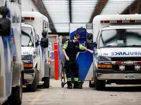 Une équipe d'ambulance délivre un patient à l'hôpital Mount Sinai alors que les autorités avertissent d'un 