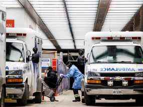 Un membre de l'équipe d'ambulance accouche d'un patient à l'hôpital Mount Sinai de Toronto le 3 janvier 2022.