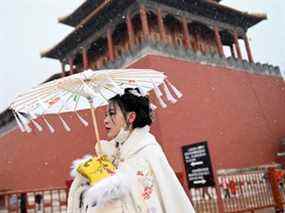 Une femme portant un traditionnel "hanfu" visite la Cité interdite à Pékin le 20 janvier 2022. Si vous en croyez les sondages publiés par les organes de propagande du Parti communiste chinois, elle est disproportionnellement susceptible de ne pas avoir de sentiments particulièrement chaleureux envers le Canada.