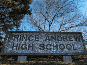 L'école secondaire Prince Andrew de Dartmouth, en Nouvelle-Écosse, a officiellement annoncé qu'elle changerait de nom.  L'école a reçu son surnom actuel en 1960 pour célébrer la naissance du prince Andrew cette année-là, mais les sentiments à l'égard du deuxième fils de la reine Elizabeth II ont considérablement changé depuis qu'un tribunal américain l'a accusé d'abus sexuels.