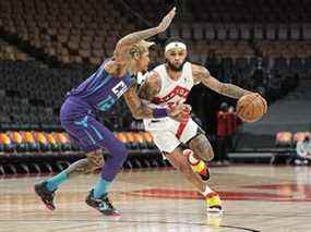 Gary Trent Jr. des Raptors dribble le ballon contre Kelly Oubre Jr. des Charlotte Hornets au cours de la seconde mi-temps à la Scotiabank Arena le mardi 25 janvier 2022.