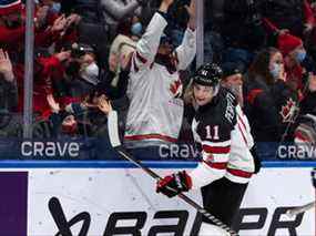 Cole Perfetti (11) d'Équipe Canada célèbre le but de son coéquipier Donovan Sebrango (7) contre le gardien de but de l'équipe tchèque Jakub Malek (1) lors de la première période du Championnat mondial junior de l'IIHF au Rogers Place à Edmonton, le dimanche 26 décembre 2021.