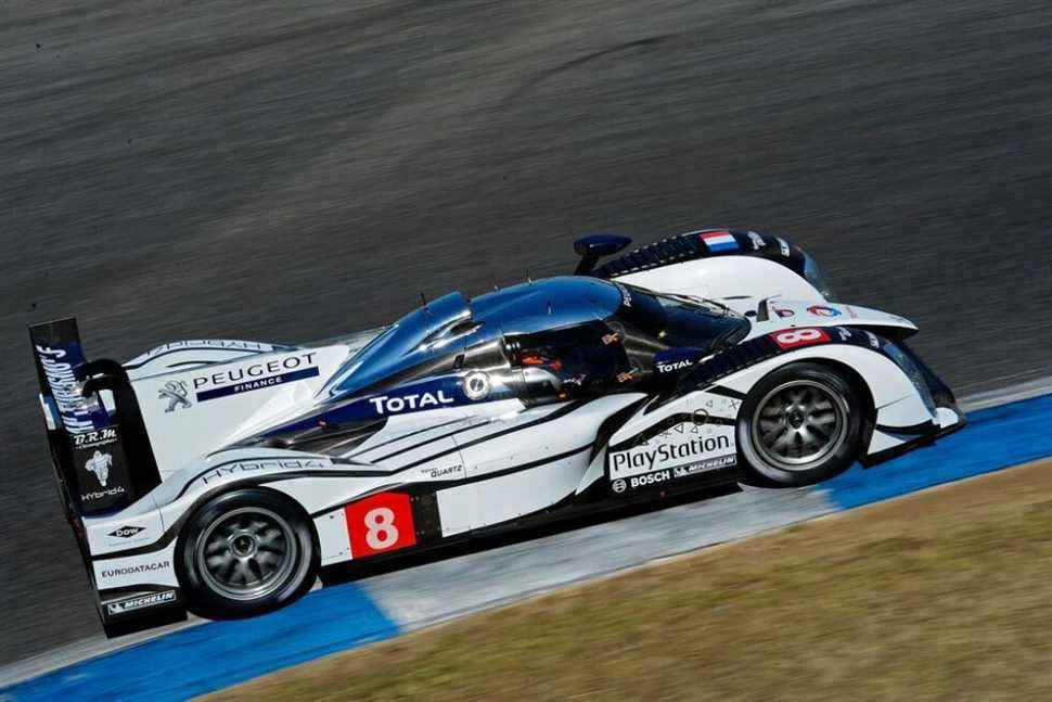 La 908 Hybrid4 aurait dû affronter l'Audi R18 e-tron quattro et les hybrides Toyota TS030 en 2012.