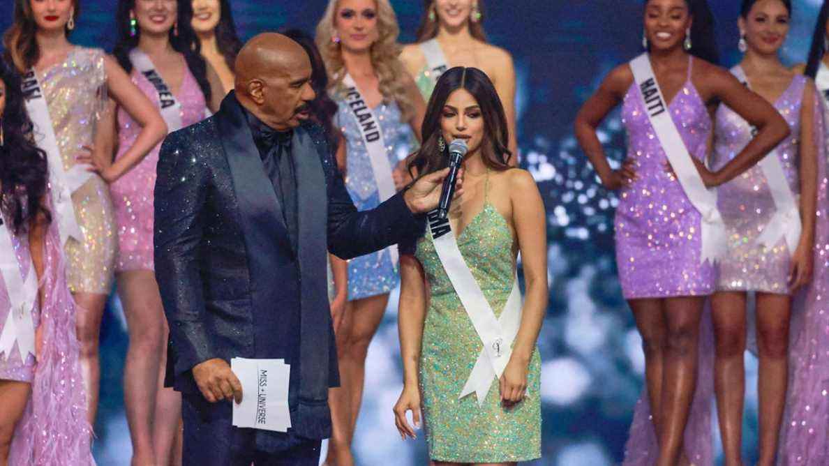  Pourquoi Steve Harvey a-t-il demandé à Miss India de miauler ?  L'ancienne Miss Univers s'exprime après un contrecoup
