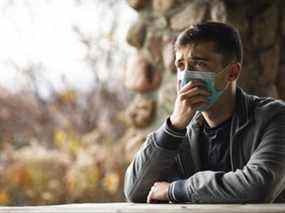 Jeune homme aux prises avec la santé mentale