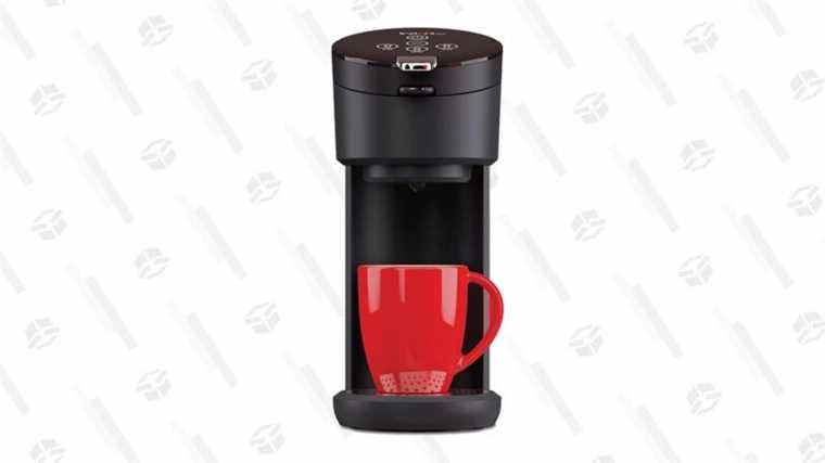 Préparez du café ordinaire instantanément avec cette cafetière à portion individuelle instantanée à 80 $