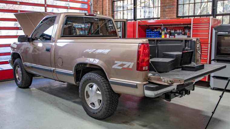 Pristine 1997 Chevy Single-Cab Pickup cachera un système audio alpin absurde de 35 000 $