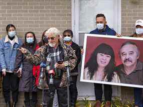 Jeff Kotanko, frère de l'armurier Rodger Kotanko, prend la parole lors d'une conférence de presse le jeudi 18 novembre 2021 au domicile de Kotanko près de Port Dover, en Ontario.  Kotanko est décédé des suites de blessures par balle le 3 novembre après que la police de Toronto a exécuté un mandat de perquisition dans l'atelier de l'armurier à son domicile.