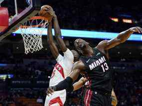 L'attaquant des Raptors Chris Boucher (à gauche) dunk sur Bam Adebayo des Miami Heat au cours de la première mi-temps le lundi 17 janvier 2022 à Miami.