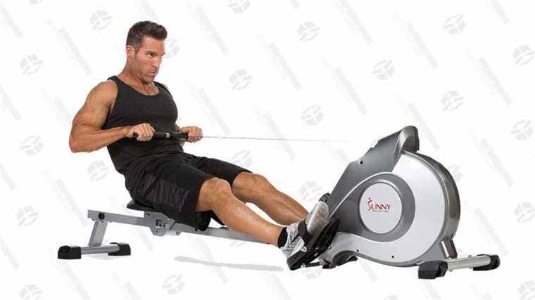 Ramez, rangez, rangez votre rameur magnétique Sunny Health & Fitness avec écran LCD doucement dans le sous-sol pour 225 $