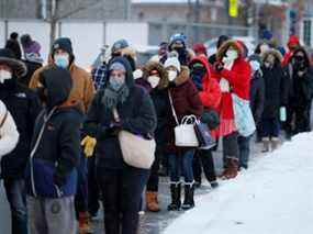 Des gens font la queue à Ottawa pour récupérer des kits de test rapide d'antigènes de la maladie à coronavirus (COVID-19).