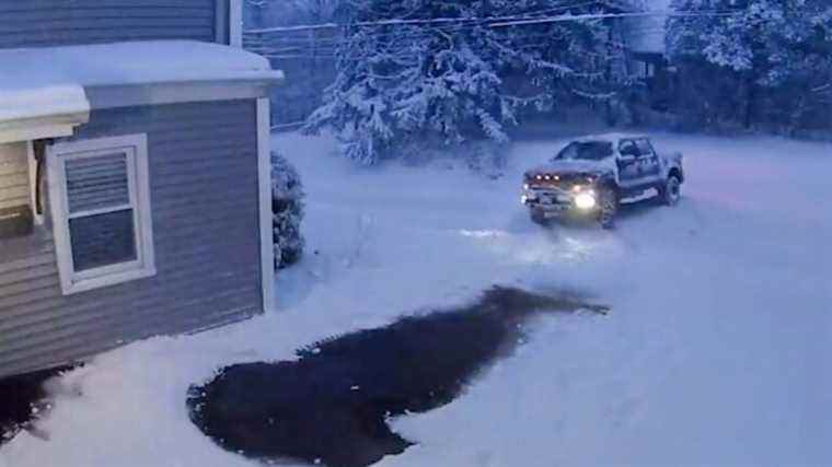 Regardez un Ford F-150 Raptor disparaître parce que les gros camions ne peuvent toujours pas battre la glace