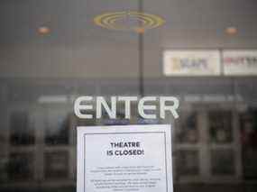 Un cinéma Cineplex fermé à Toronto est vu le 5 janvier.