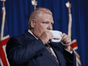 Le premier ministre de l'Ontario Doug Ford remet son masque après avoir pris la parole lors d'une conférence de presse à Queen's Park à Toronto, le 15 décembre 2021.