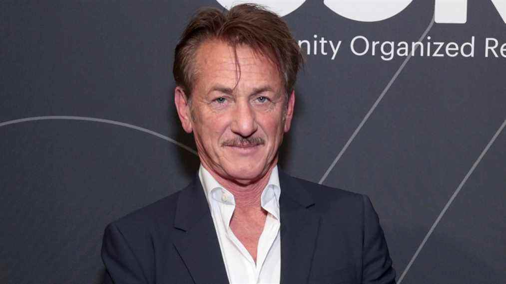 Sean Penn dit que les hommes sont devenus «assez féminisés», attribue le changement des normes de genre à des «gènes lâches»
