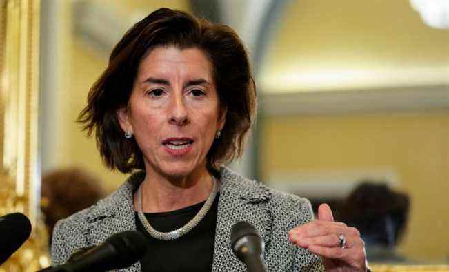 Seconde.  Raimondo avertit que les États-Unis sont loin de résoudre la pénurie de puces