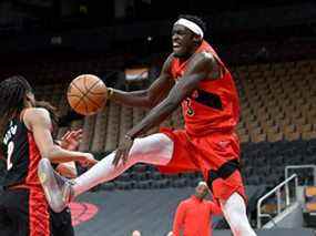 L'attaquant des Raptors Pascal Siakam se bat pour un rebond avec l'attaquant de Portland Trendon Watford dimanche.  USA AUJOURD'HUI Sports