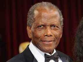 Sidney Poitier arrive sur le tapis rouge pour la 86e cérémonie des Oscars le 2 mars 2014 à Hollywood, en Californie.