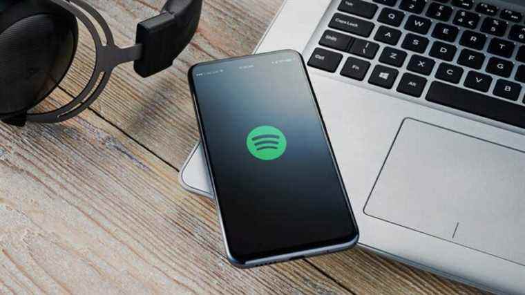 Spotify va ajouter des avertissements de contenu aux podcasts couvrant Covid-19