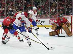 Michael Pezzetta, numéro 55 des Canadiens de Montréal, contrôle la rondelle contre Riley Stillman des Blackhawks de Chicago lors de la première période au United Center le 13 janvier 2022 à Chicago, Illinois.