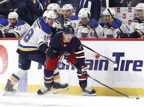 Le centre des Blues de St. Louis, Robert Thomas (18 ans), contrôle l'ailier gauche des Jets de Winnipeg Evgeny Svechnikov (71 ans) en première période au Centre Canada Vie à Winnipeg le 9 novembre 2021.