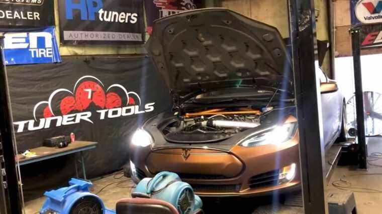 Tesla Model S à échange de V8 produit 444 chevaux sur un dynamomètre et pèse 1 400 livres de moins