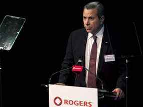 Tony Staffieri, vice-président exécutif et directeur financier, prend la parole lors de l'assemblée générale annuelle de Rogers à Toronto.