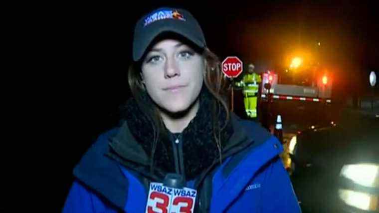 Tough Newscaster heurté par une voiture à la télévision en direct et elle revient tout de suite