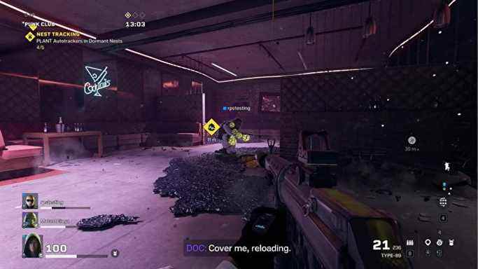 Joueur de Rainbow Six Extraction visant un opérateur couvert de spores jaunes d'Archaen