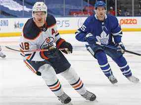 Zach Hyman (no 18) des Oilers d'Edmonton affronte les Maple Leafs de Toronto lors d'un match de la LNH au Scotiabank Arena de Toronto le 5 janvier 2022.