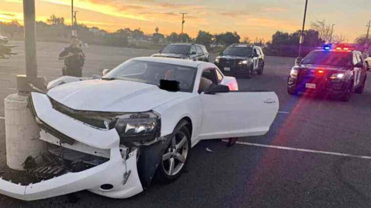 Un conducteur de Chevy Camaro essaie de faire des beignets dans un terrain vide, s’écrase sur un poteau et se fait arrêter