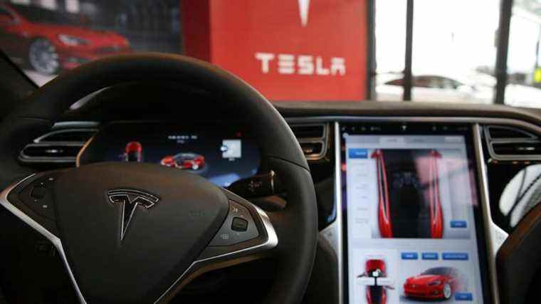 Un conducteur de Tesla qui s’est écrasé alors qu’il utilisait le pilote automatique fait face à des accusations d’homicide involontaire