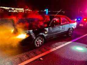 La police d'Abbotsford a tweeté cette photo d'une Mazda Protege 2003 avec un moteur grillé après que le jeune conducteur a été arrêté pour avoir roulé à 200 km/h sur l'autoroute 1.