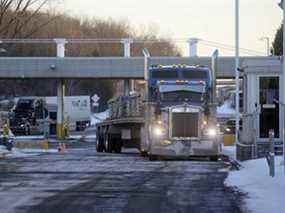 Des camions entrent au Canada depuis les États-Unis au poste frontalier Highgate Springs-St.Armand/Philipsburg à Saint-Armand, Québec, Canada, le vendredi 14 janvier 2021. Un groupe de camionneurs canadiens organise un convoi pour se rendre à Ottawa , d'aussi loin que la Colombie-Britannique, pour protester contre le mandat fédéral en matière de vaccins.