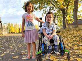 Emiko Watanabe, 6 ans, pose avec son frère Ryan, 8 ans, sur une photo de famille récente.  Ryan a des besoins très élevés, avec de graves allergies.  Leur médecin dit qu'il a besoin d'un filtre HEPA dans la salle de classe.