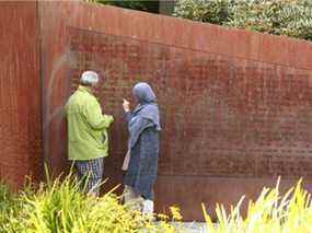 Les accusations ont été approuvées et un mandat d'arrêt a été émis contre un suspect qui a défiguré le mémorial du Komagata Maru à Vancouver l'été dernier.  Les graffitis sont visibles sur cette photo d'archive d'août 2021.