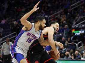 Le garde des Raptors de Toronto Fred VanVleet (23 ans) est victime d'une faute du garde des Detroit Pistons Cory Joseph (18 ans) en première mi-temps au Little Caesars Arena.