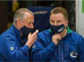 Pat O'Neill, directeur de l'équipement des Canucks (à gauche) et Brian Hamilton, directeur adjoint de l'équipement avant de jouer contre les Sénateurs au Rogers Arena de Vancouver, le 27 janvier 2021. Hamilton a découvert un mélanome malin au cou après qu'un fan de Seattle Kraken a attiré son attention lors d'un match d'octobre.