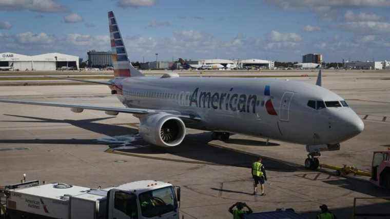 Un passager a pris d’assaut le cockpit d’un avion puis a tenté de sauter par une fenêtre