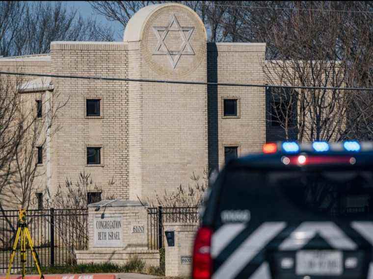 Un rabbin a jeté une chaise sur un preneur d’otage d’une synagogue du Texas avant de s’enfuir