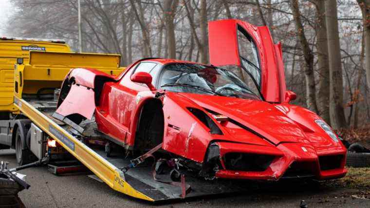 Une Ferrari Enzo de 3 millions de dollars et plus détruite dans un gros accident sur une route droite