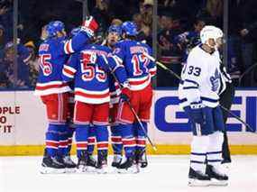 Les Rangers célèbrent un but en première période de Ryan Reaves contre les Maple Leafs de Toronto au Madison Square Garden le mercredi 19 janvier 2022 à New York.