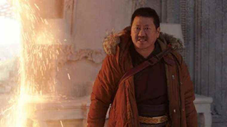 Une nouvelle image de Doctor Strange 2 montre Wong piégé par magie