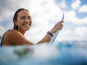 La surfeuse professionnelle Carissa Moore, la première femme de l'histoire à remporter une médaille d'or olympique dans ce sport, porte son anneau Oura dans l'océan.