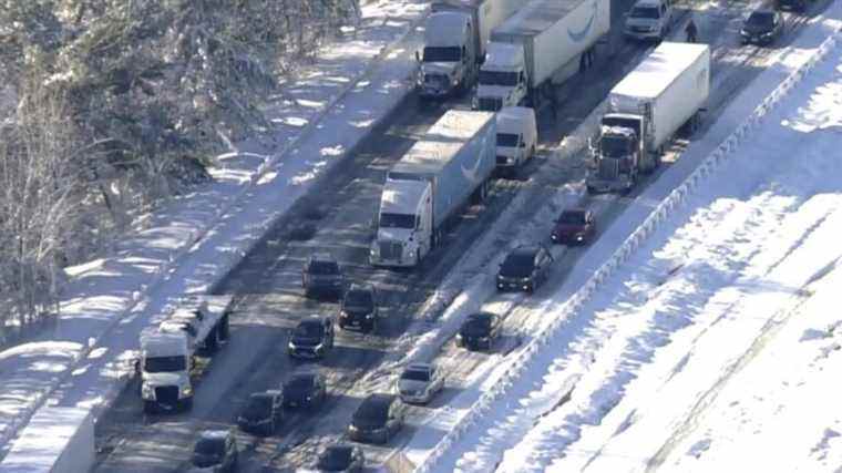 Une tempête de neige en Virginie emprisonne les conducteurs dans la circulation pendant près d’une journée complète