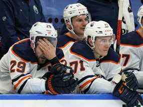 L'attaquant des Oilers d'Edmonton Leon Draisaitl (29 ans) et l'attaquant Ryan McLeod (71 ans) réagissent après un but dans un filet vide des Maple Leafs de Toronto au cours de la troisième période au Scotiabank Arena le 5 janvier 2022.