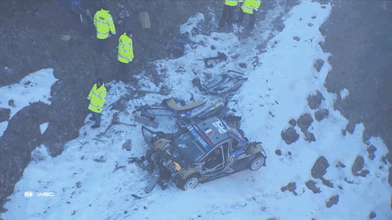 Une voiture WRC roule à flanc de montagne au Rallye de Monte-Carlo