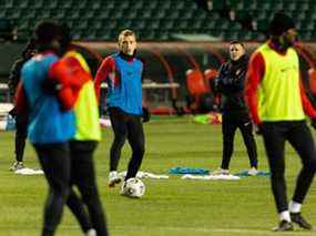 L'entraîneur-chef d'Équipe Canada, John Herdman, qui regardait ses joueurs s'entraîner à Edmonton en novembre dernier, a déclaré que cette équipe avait été bâtie pour relever le défi de disputer trois matchs de qualification pour la Coupe du monde en une semaine sans son meilleur joueur.