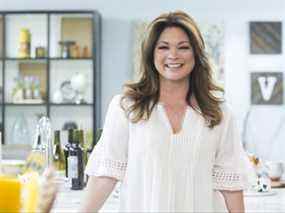 L'animatrice Valerie Bertinelli pose pour une photo, comme on le voit sur Valerie's Home Cooking de Food Network, saison 3.